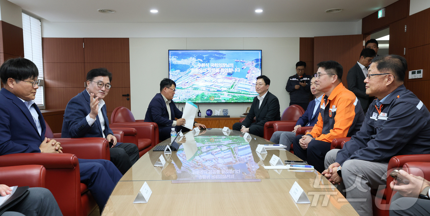 (거제=뉴스1) = 우원식 국회의장이 11일 경남 한화오션 거제조선소를 방문해 이길섭 부사장 등과 대화를 하고 있다. (국회의장실 제공. 재판매 및 DB 금지) 2025.8.11/ …
