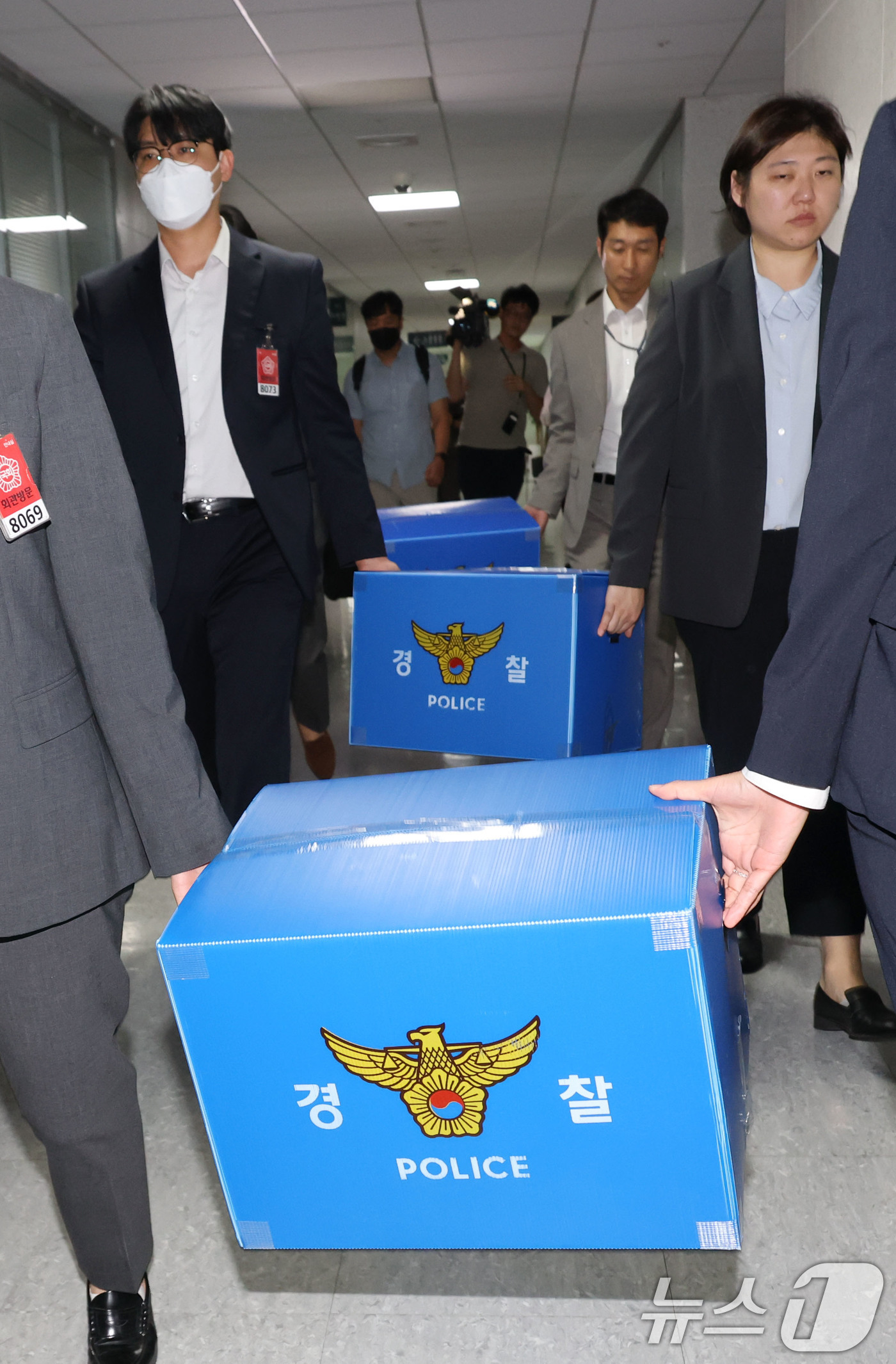(서울=뉴스1) 이광호 기자 = 경찰이 11일 차명 주식거래 의혹을 받는 이춘석 의원의 국회 의원회관 사무실 압수수색을 마친뒤 압수품이 든 상자를 들고 이동하고 있다. 2025.8 …