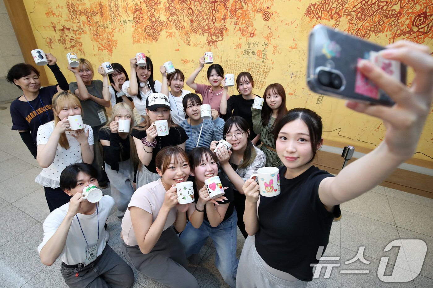 본문 이미지 - 11일 오후 대구 달서구 계명대 행소박물관에서 여름방학을 맞아 열린 '외국인 유학생을 위한 특별 문화체험'에 참여한 학생들이 직접 동물 문양을 그려 넣어 열처리 후 완성된 머그잔을 들고 기념촬영하고 있다. 2025.8.11/뉴스1 ⓒ News1 공정식 기자