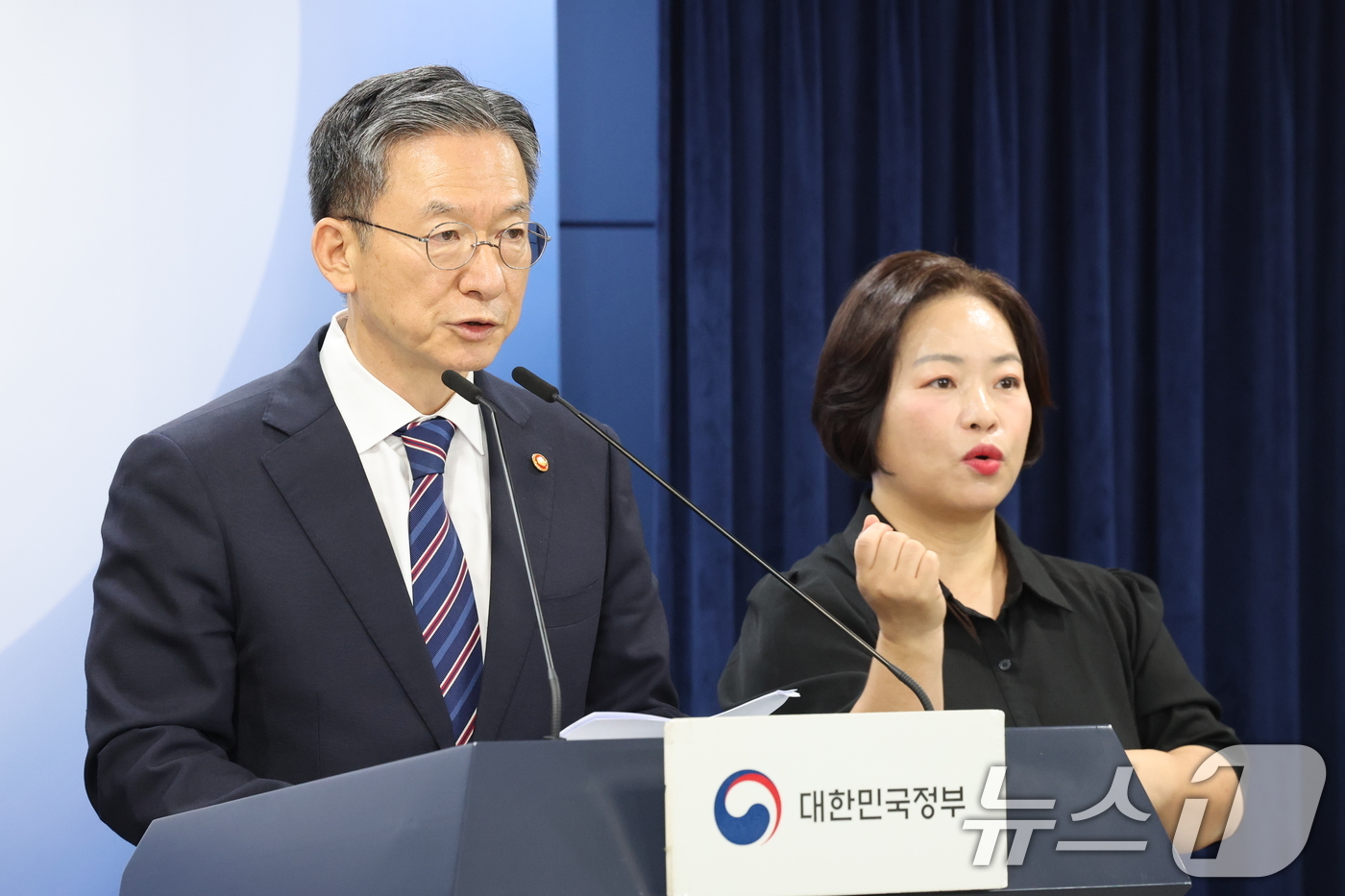 (서울=뉴스1) 임세영 기자 = 정성호 법무부 장관이 11일 오후 서울 종로구 정부서울청사에서 8·15 광복절 특별 사면 명단을 발표하고 있다.이재명 정부의 첫 특별사면이기도 한 …