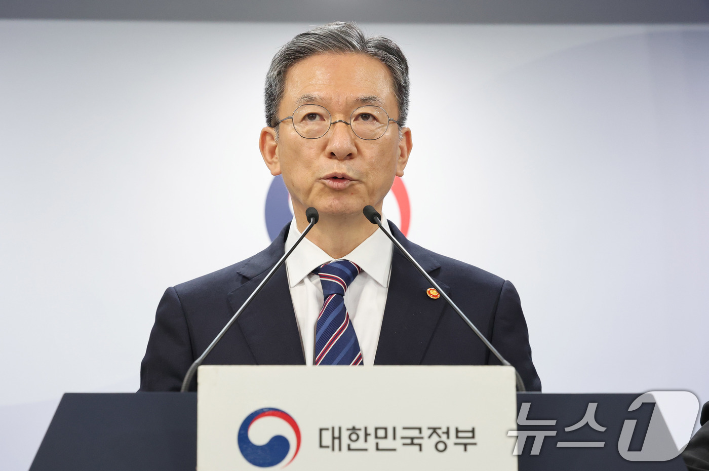 (서울=뉴스1) 임세영 기자 = 정성호 법무부 장관이 11일 오후 서울 종로구 정부서울청사에서 8·15 광복절 특별 사면 명단을 발표하고 있다.이재명 정부의 첫 특별사면이기도 한 …