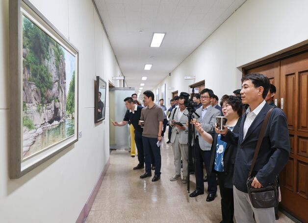 '미술관'으로 변신한 강원도청사…미술인 작품 33점 전시