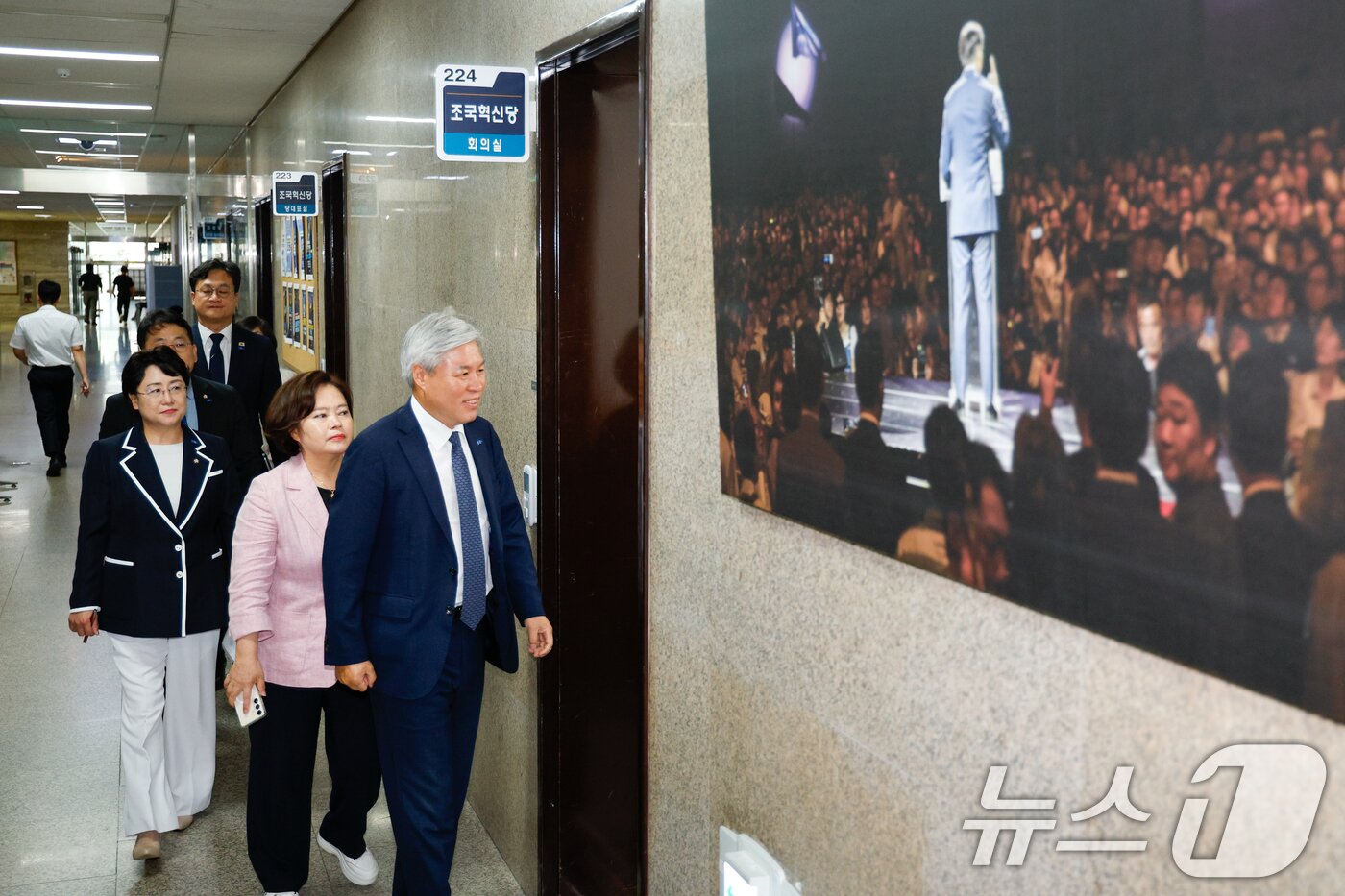 본문 이미지 - 김선민 조국혁신당 대표 권한대행과 서왕진 원내대표를 비롯한 의원들이 11일 오후 서울 여의도 국회에서 조국 전 대표 8·15 광복절 특별사면에 대한 입장을 밝히기 위해 회의실로 향하고 있다. 오른쪽에 걸린 사진은 조 전 대표. 2025.8.11/뉴스1 ⓒ News1 안은나 기자