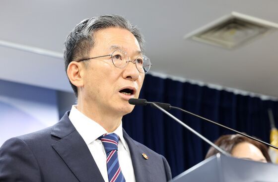 李 첫특사 조국 부부·윤미향 포함…전현직 공직자 27명 사면복권 (상보)