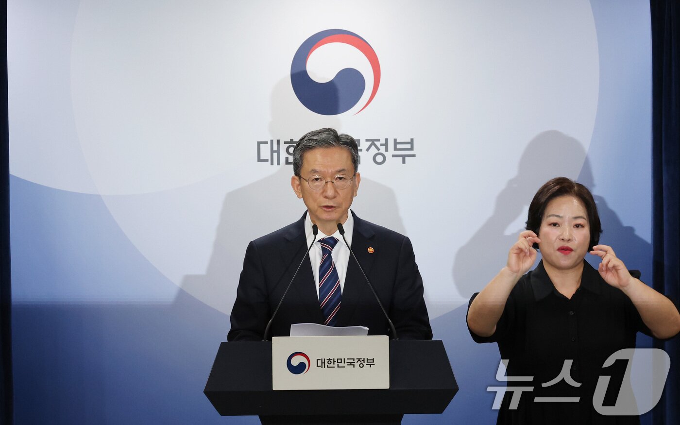 본문 이미지 - 정성호 법무부 장관이 11일 오후 서울 종로구 정부서울청사에서 8·15 광복절 특별 사면 명단을 발표하고 있다. 2025.8.11/뉴스1 ⓒ News1 임세영 기자