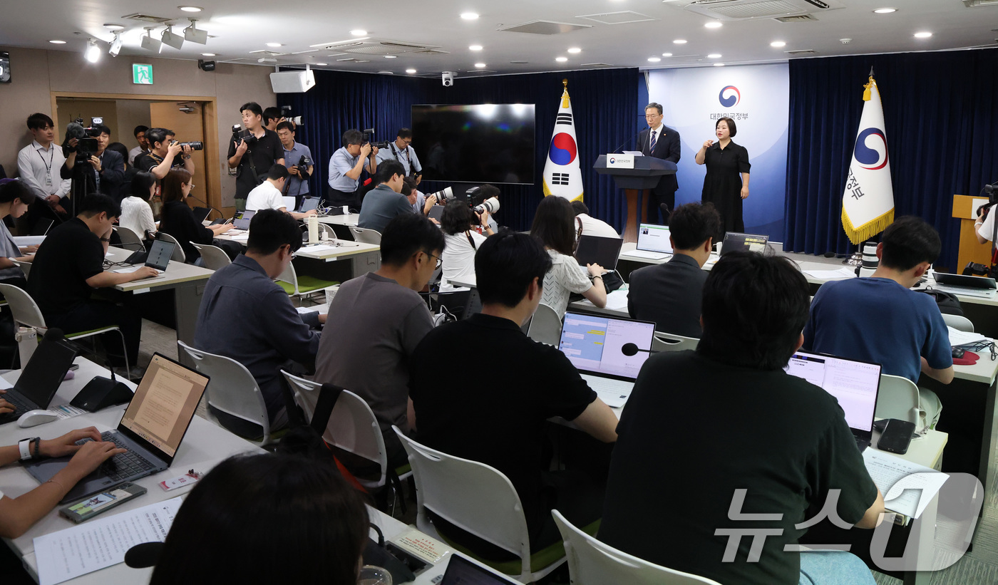 (서울=뉴스1) 임세영 기자 = 정성호 법무부 장관이 11일 오후 서울 종로구 정부서울청사에서 8·15 광복절 특별 사면 명단을 발표하고 있다.이재명 정부의 첫 특별사면이기도 한 …