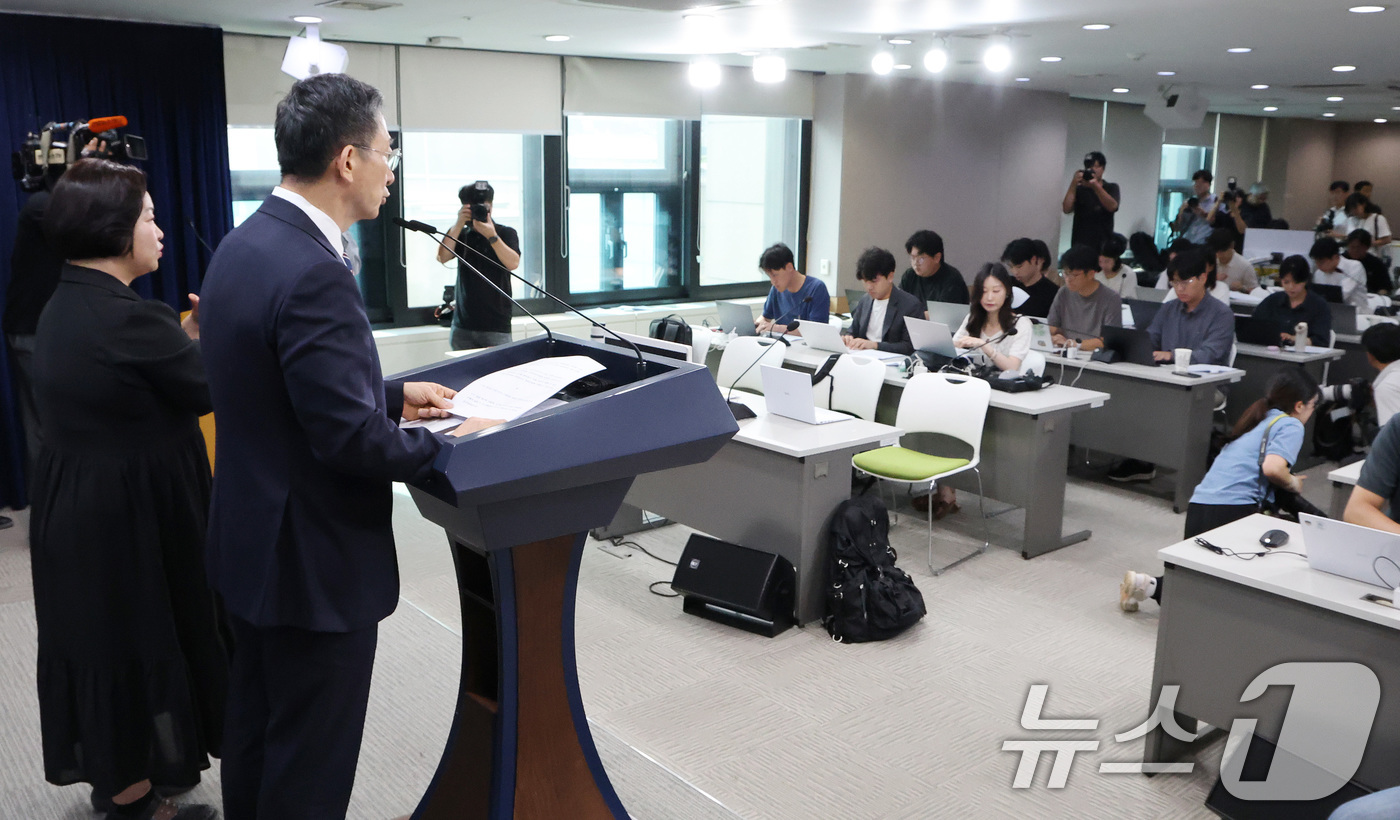 (서울=뉴스1) 임세영 기자 = 정성호 법무부 장관이 11일 오후 서울 종로구 정부서울청사에서 8·15 광복절 특별 사면 명단을 발표하고 있다.이재명 정부의 첫 특별사면이기도 한 …