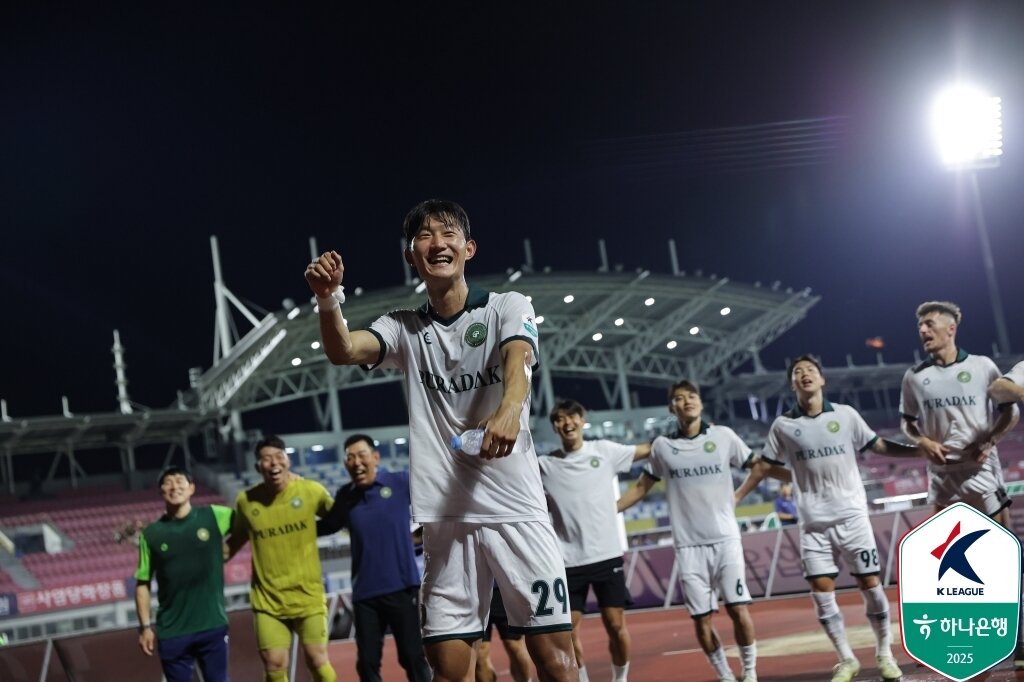 본문 이미지 - 이미 전쟁터, 정글로 표현되는 K리그2에 무서운 다크호스 김포까지 가세했다. 정말 알 수 없는 무대다. (한국프로축구연맹 제공)