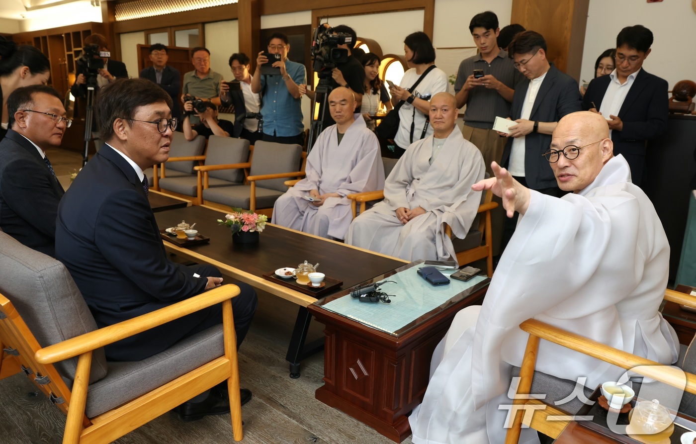 (서울=뉴스1) = 최휘영 문화체육관광부 장관이 11일 서울 종로구 조계사에서 대한불교조계종 총무원장 진우스님을 예방하고 있다. (문화체육관광부 제공. 재판매 및 DB 금지) 20 …