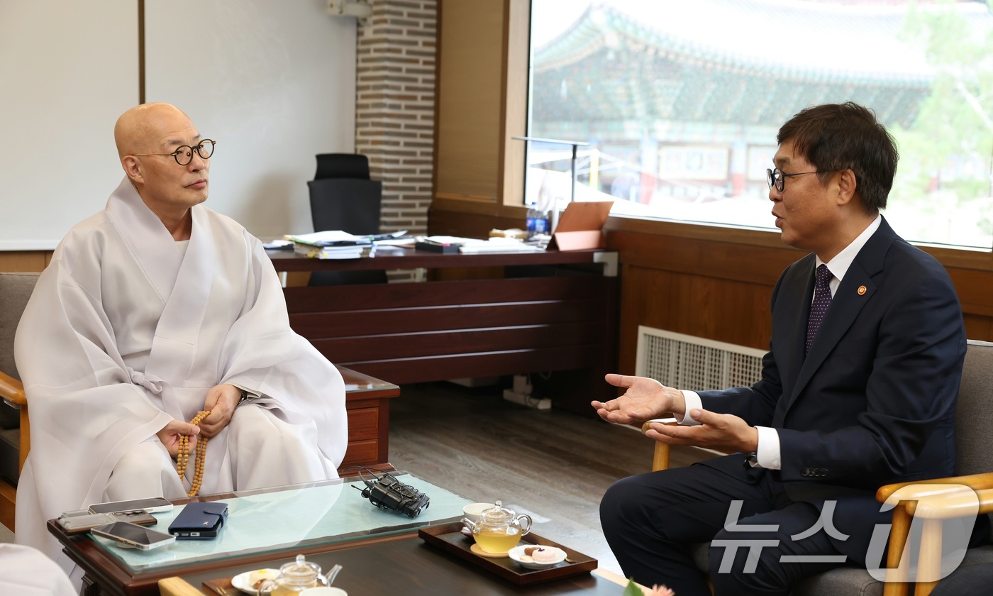 (서울=뉴스1) = 최휘영 문화체육관광부 장관이 11일 서울 종로구 조계사에서 대한불교조계종 총무원장 진우스님을 예방하고 있다. (문화체육관광부 제공. 재판매 및 DB 금지) 20 …