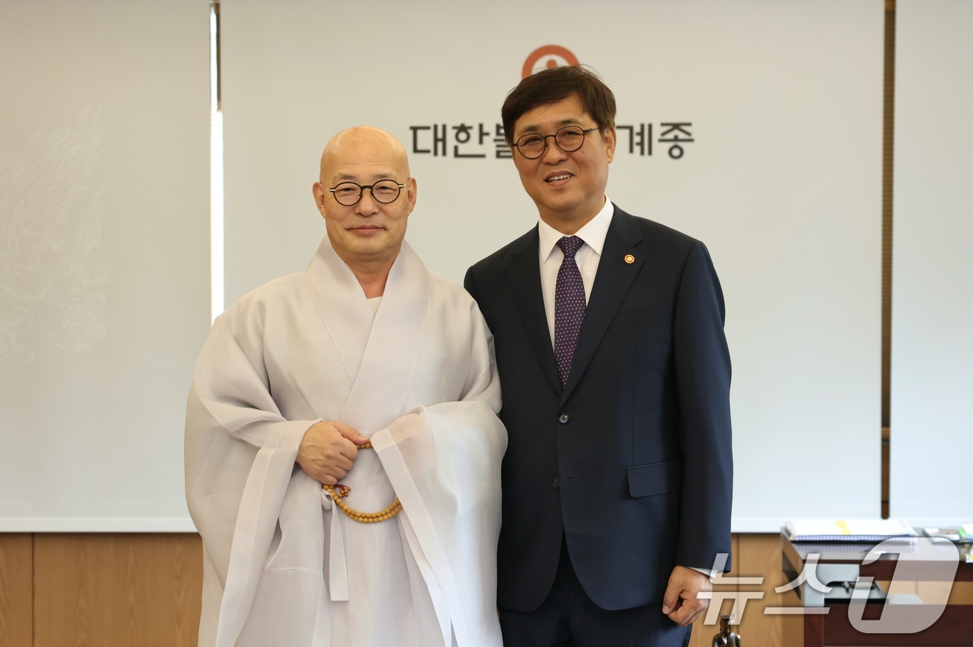 (서울=뉴스1) = 최휘영 문화체육관광부 장관이 11일 서울 종로구 조계사에서 대한불교조계종 총무원장 진우스님과 기념 촬영을 하고 있다. (문화체육관광부 제공. 재판매 및 DB 금 …