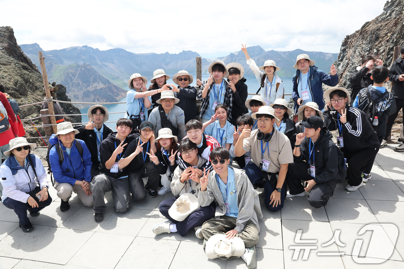 (서울=뉴스1) = 정근식 서울시 교육감이 광복 80주년을 맞아 서울학생참여위원회 고등학생위원 22명과 함께 11일 백두산 천지를 조망한 뒤 기념 촬영을 하고 있다. (서울시교육청 …