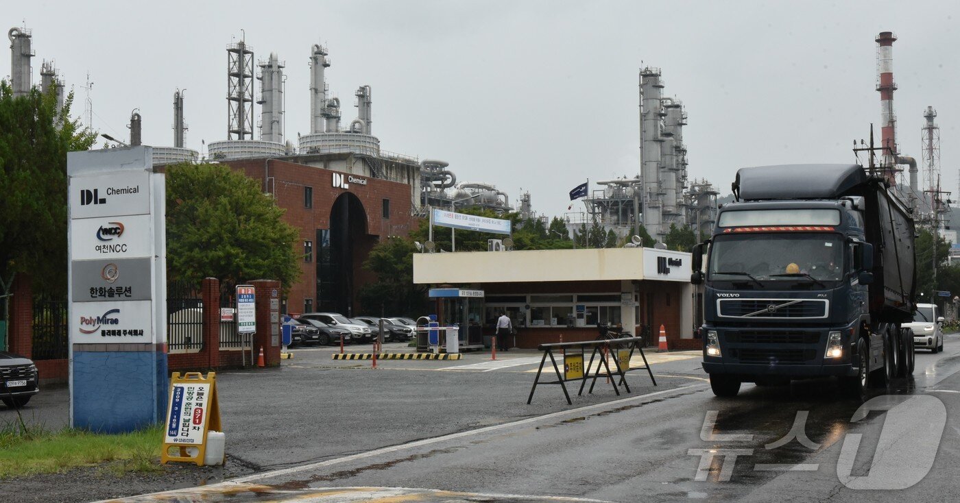 본문 이미지 - 11일 오후 전남 여수국가산업단지 여천NCC 3공장 앞.2025.8.11/뉴스1 ⓒ News1 김동수 기자