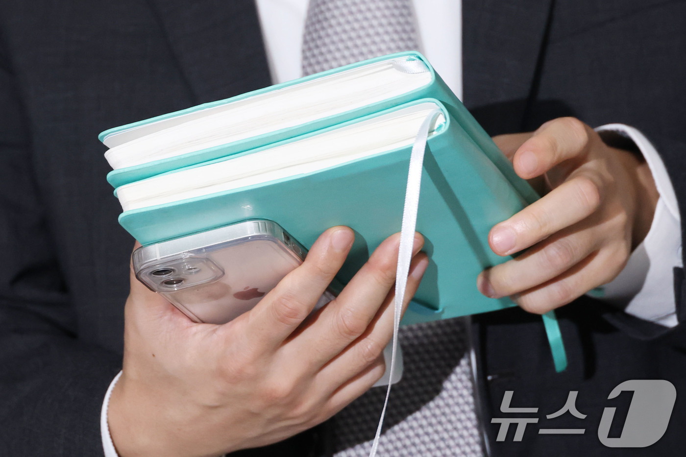 (서울=뉴스1) 이광호 기자 = 경찰이 11일 차명 주식거래 의혹을 받는 이춘석 의원의 국회 의원회관 사무실 압수수색 진행 도중 취재진이 이 의원실 앞 폐지수거함에서 발견한 수첩을 …