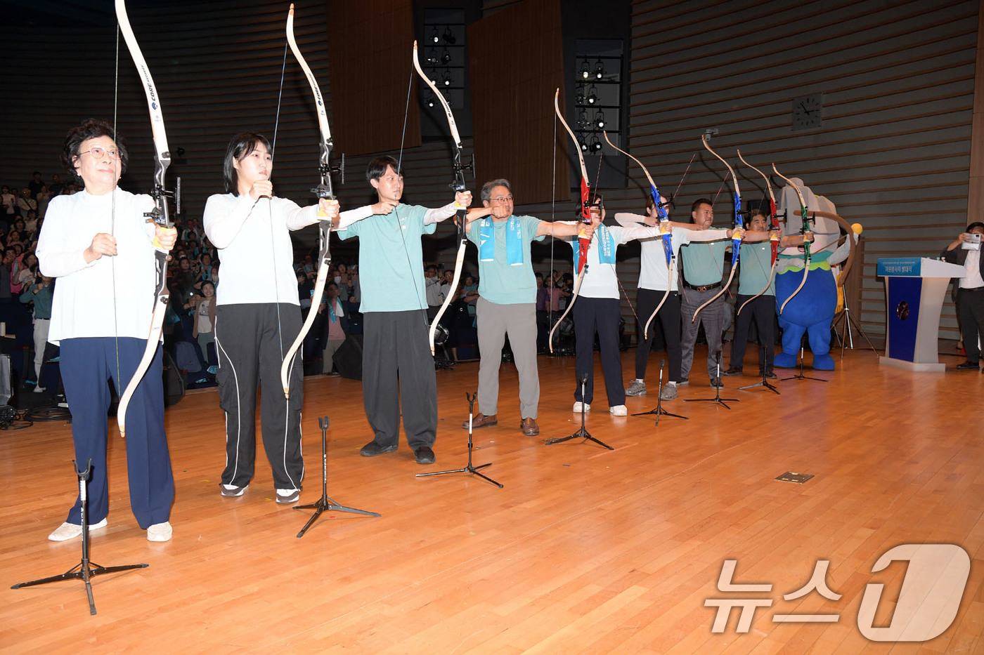 (광주=뉴스1) 박준배 기자 = 강기정 광주시장이 11일 오후 시청 대회의실에서 열린 광주 2025 세계양궁선수권대회 자원봉사자 발대식에 참석해 참석자들과 함께 대회성공을 위한 퍼 …