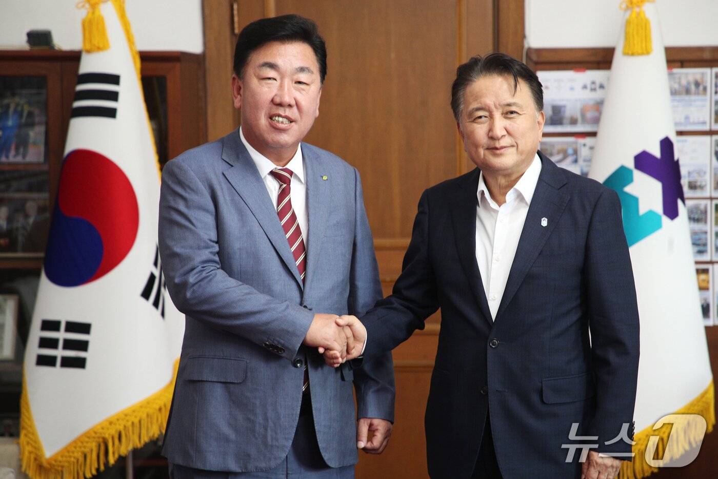 본문 이미지 - 김영환 지사&#40;오른쪽&#41;와 이범석 시장