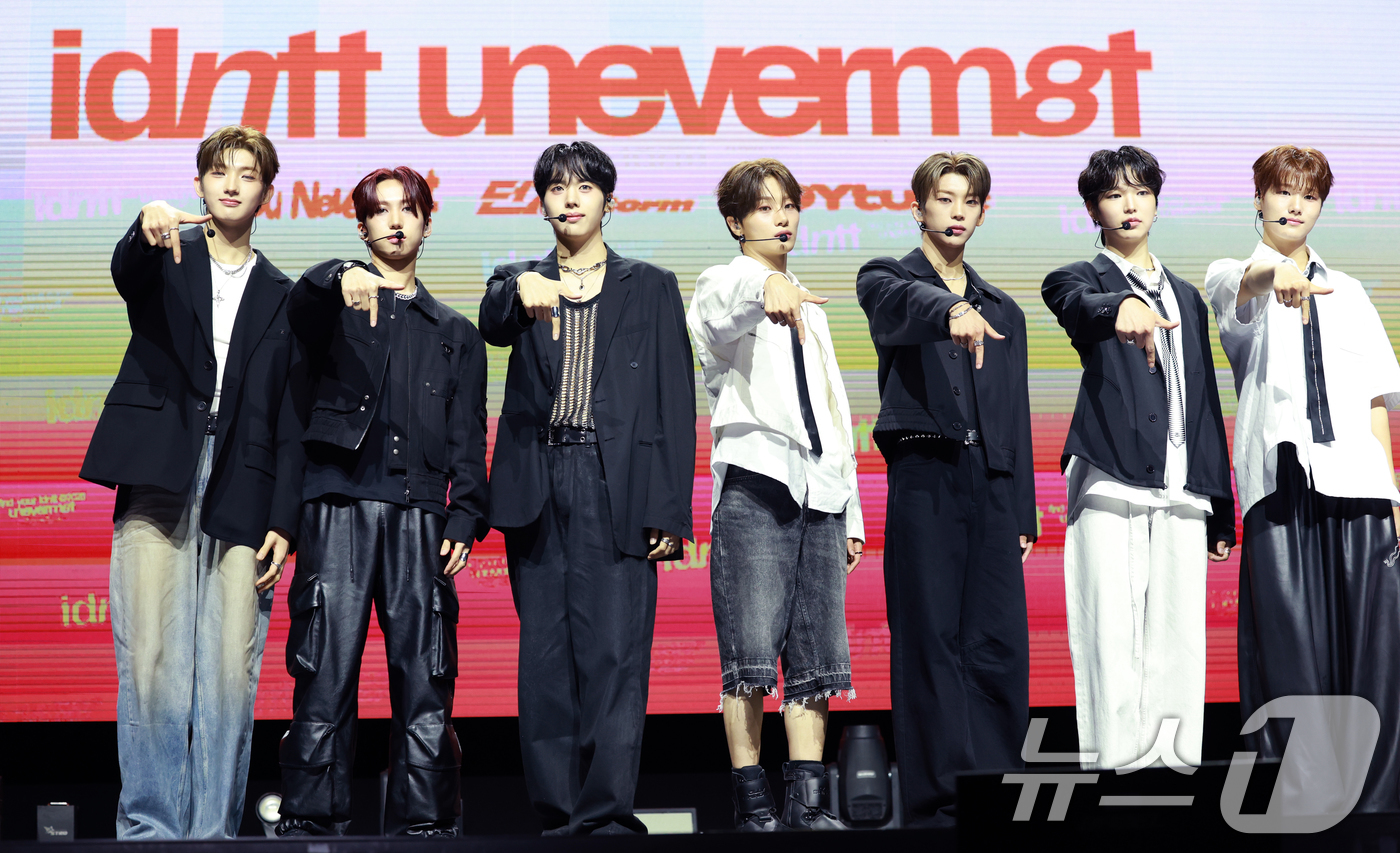 (서울=뉴스1) 권현진 기자 = 그룹 아이덴티티(idntt)의 첫 유닛 유네버맷(unevermet)이 11일 오후 서울 한남동 블루스퀘어에서 가진 데뷔 앨범 '유네버멧' 발매 기념 …