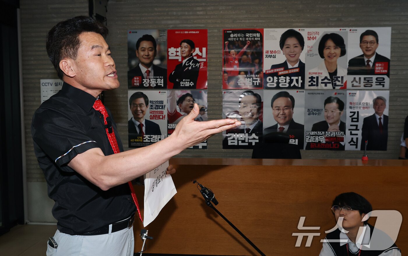 본문 이미지 - 국민의힘 전당대회 합동연설회 야유 사태를 일으킨 전한길 씨가 11일 오후 서울 여의도 국민의힘 당사에서 최고위원 선거에 출마한 김근식 후보에 대한 징계 요구서를 제출하며 입장을 밝히고 있다. 2025.8.11/뉴스1 ⓒ News1 오대일 기자