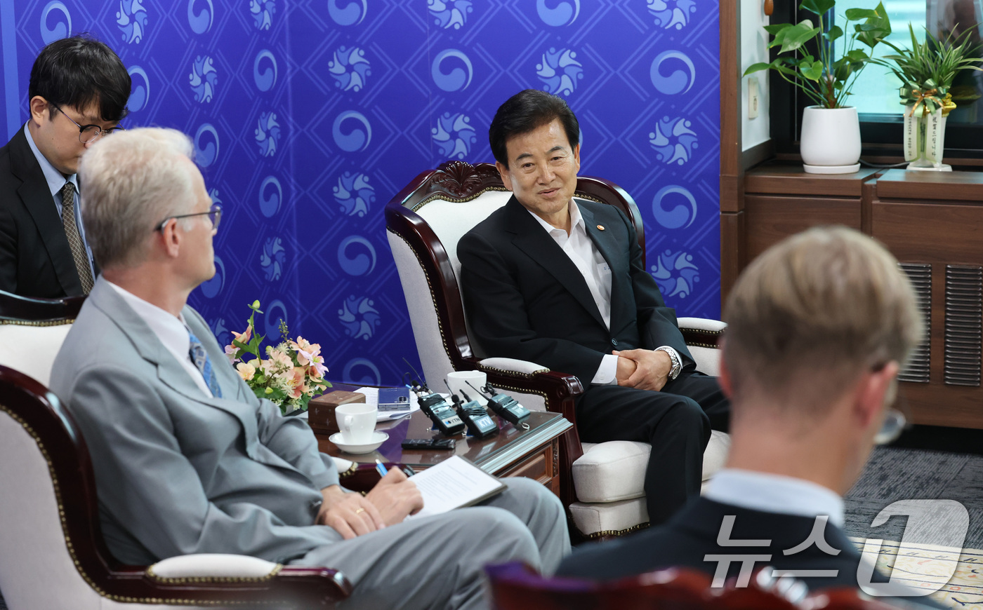 (서울=뉴스1) 임세영 기자 = 정동영 통일부 장관이 11일 오후 서울 종로구 정부서울청사에서 칼 울르프 안데르손 주한스웨덴대사를 접견하고 있다. 2025.8.11/뉴스1