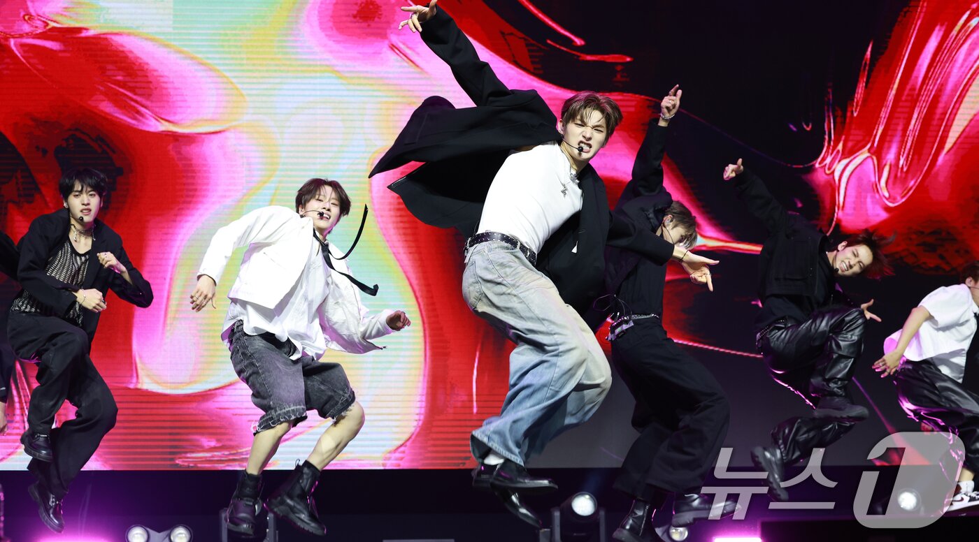 본문 이미지 - 그룹 아이덴티티(idntt)의 첫 유닛 유네버맷(unevermet)이 11일 오후 서울 한남동 블루스퀘어에서 가진 데뷔 앨범 '유네버멧' 발매 기념 쇼케이스에 참석해 신곡 ‘던져’(Storm)를 선보이고 있다. 2025.8.11/뉴스1 ⓒ News1 권현진 기자