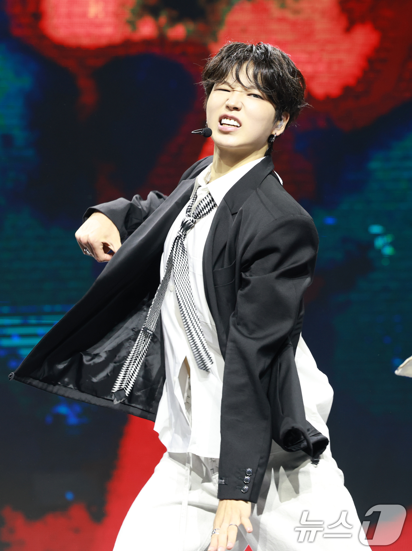 (서울=뉴스1) 권현진 기자 = 그룹 아이덴티티(idntt)의 첫 유닛 유네버맷(unevermet) 이재영이 11일 오후 서울 한남동 블루스퀘어에서 가진 데뷔 앨범 '유네버멧' 발 …