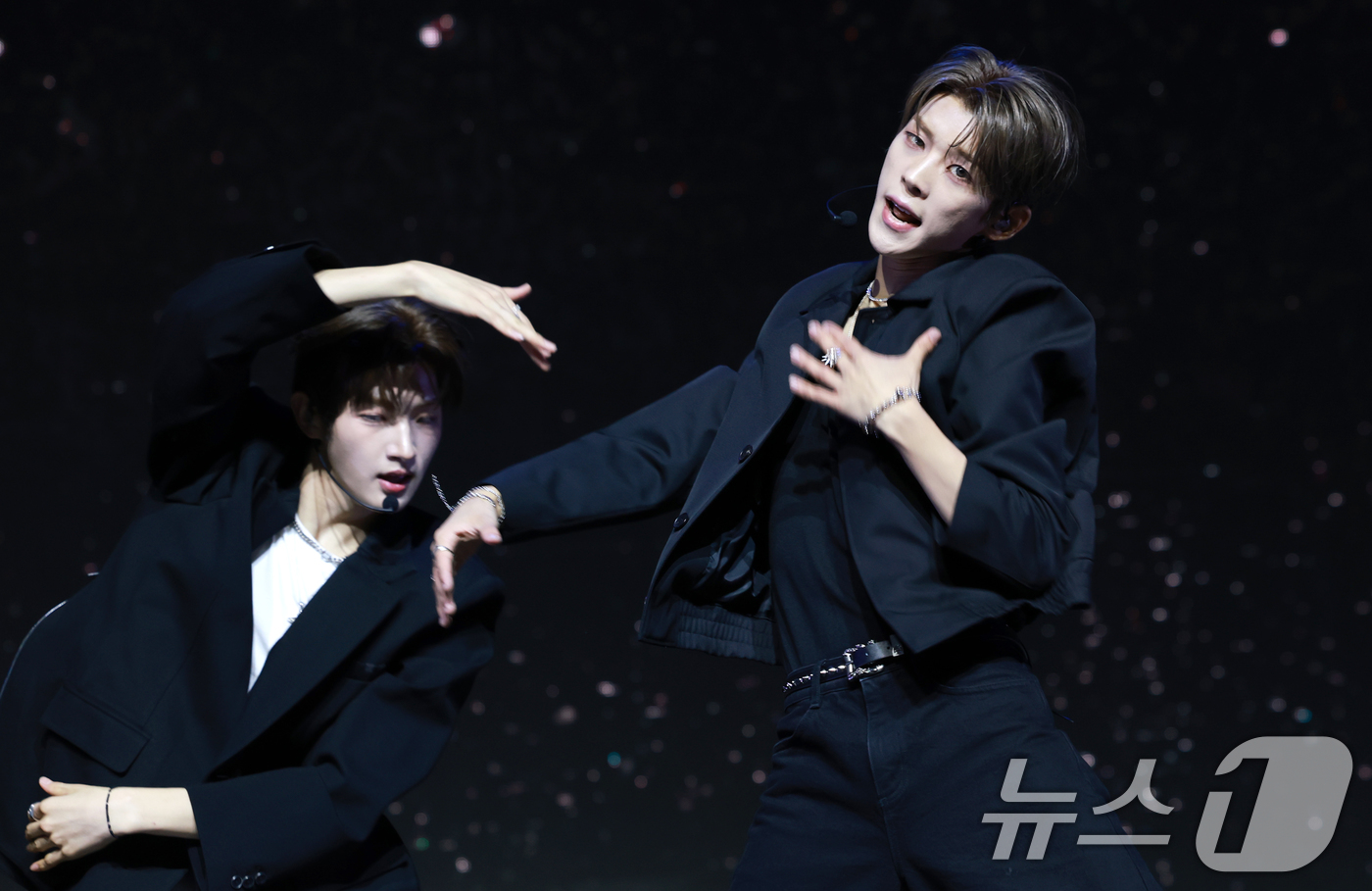 (서울=뉴스1) 권현진 기자 = 그룹 아이덴티티(idntt)의 첫 유닛 유네버맷(unevermet) 김희주와 김도훈(오른쪽)이 11일 오후 서울 한남동 블루스퀘어에서 가진 데뷔 앨 …