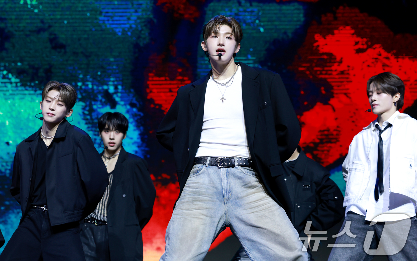 (서울=뉴스1) 권현진 기자 = 그룹 아이덴티티(idntt)의 첫 유닛 유네버맷(unevermet) 김희주가 11일 오후 서울 한남동 블루스퀘어에서 가진 데뷔 앨범 '유네버멧' 발 …