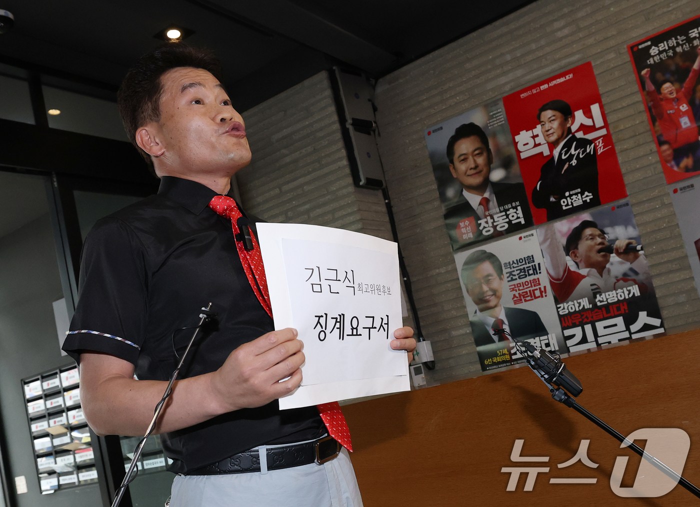 (서울=뉴스1) 오대일 기자 = 국민의힘 전당대회 합동연설회 야유 사태를 일으킨 전한길 씨가 11일 오후 서울 여의도 국민의힘 당사에서 최고위원 선거에 출마한 김근식 후보에 대한 …