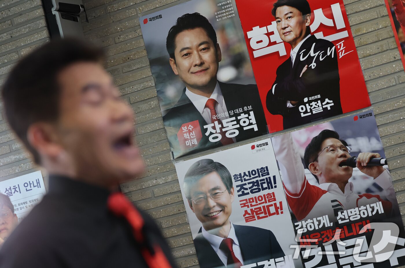 본문 이미지 - 국민의힘 전당대회 합동연설회 야유 사태를 일으킨 전한길 씨가 11일 오후 서울 여의도 국민의힘 당사에서 최고위원 선거에 출마한 김근식 후보에 대한 징계 요구서를 제출하며 입장을 밝히고 있다. 2025.8.11/뉴스1 ⓒ News1 오대일 기자