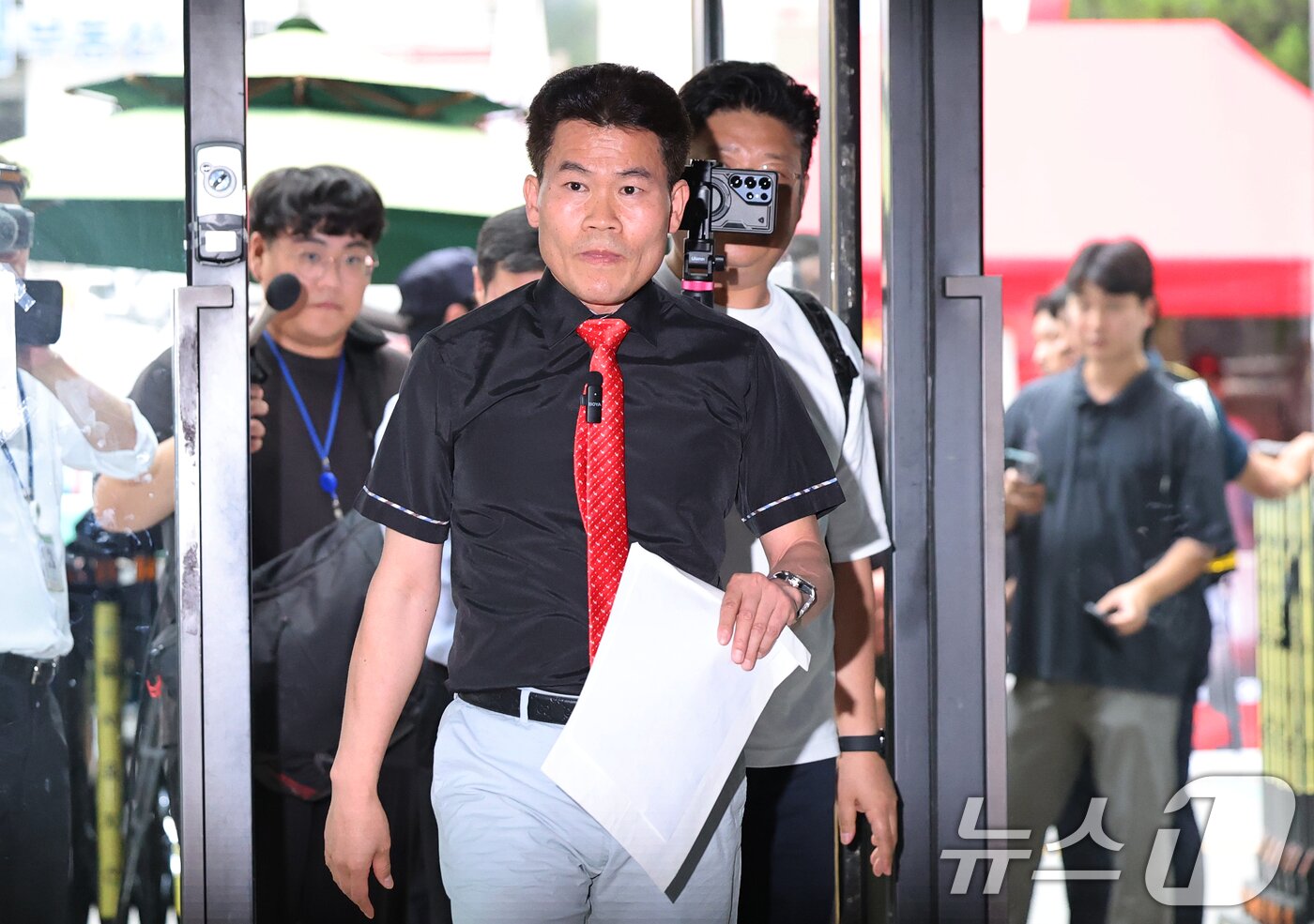 본문 이미지 - 국민의힘 전당대회 합동연설회 야유 사태를 일으킨 전한길 씨가 11일 오후 서울 여의도 국민의힘 당사에서 최고위원 선거에 출마한 김근식 후보에 대한 징계 요구서를 제출하기 위해 들어서고 있다. 2025.8.11/뉴스1 ⓒ News1 오대일 기자