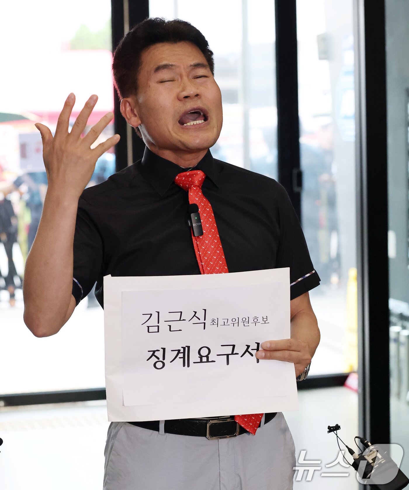 본문 이미지 - 국민의힘 전당대회 합동연설회 야유 사태를 일으킨 전한길 씨가 11일 오후 서울 여의도 국민의힘 당사에서 최고위원 선거에 출마한 김근식 후보에 대한 징계 요구서를 제출하며 입장을 밝히고 있다. 2025.8.11/뉴스1 ⓒ News1 오대일 기자