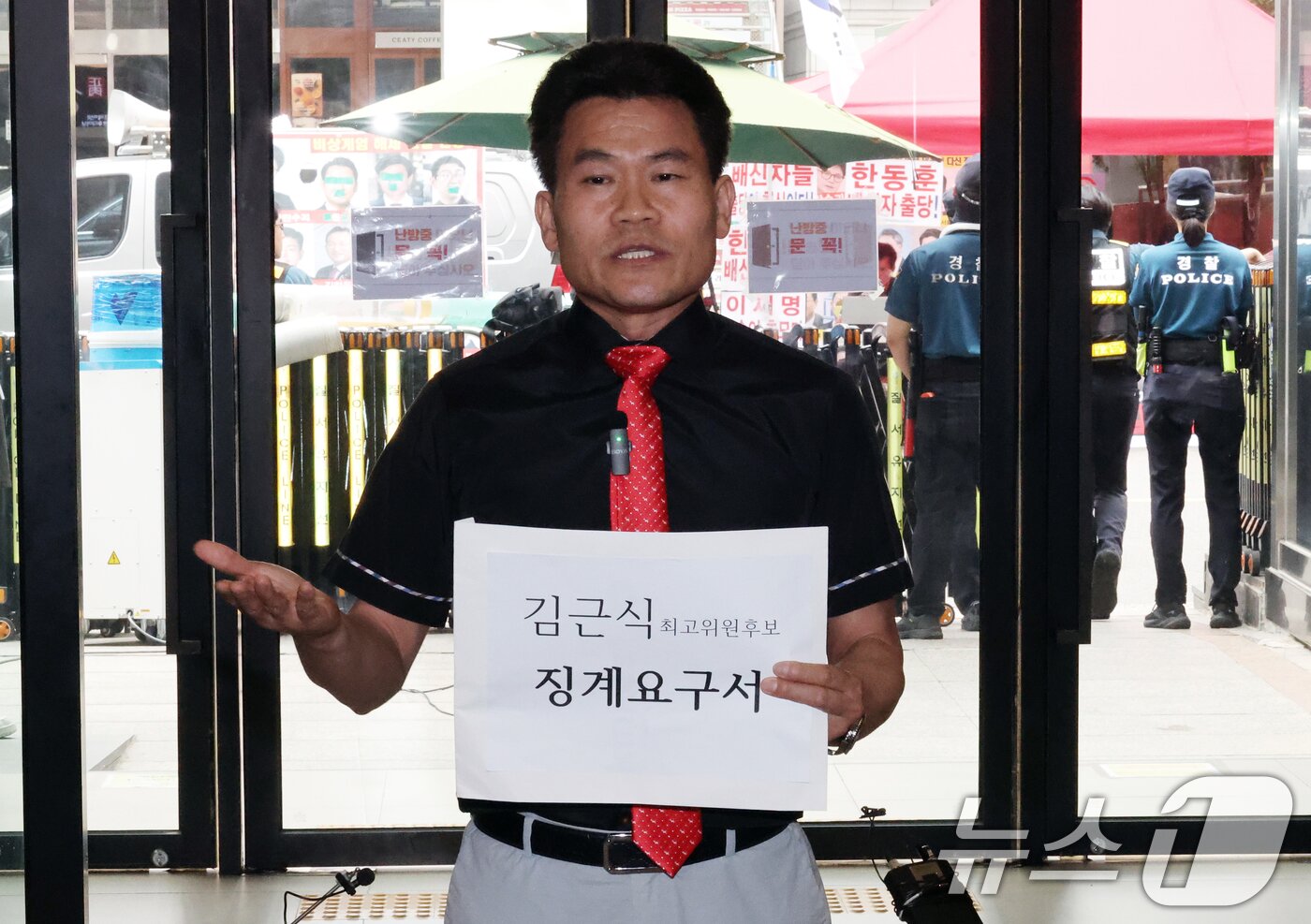 본문 이미지 - 국민의힘 전당대회 합동연설회 야유 사태를 일으킨 전한길 씨가 11일 오후 서울 여의도 국민의힘 당사에서 최고위원 선거에 출마한 김근식 후보에 대한 징계 요구서를 제출하며 입장을 밝히고 있다. 2025.8.11/뉴스1 ⓒ News1 오대일 기자