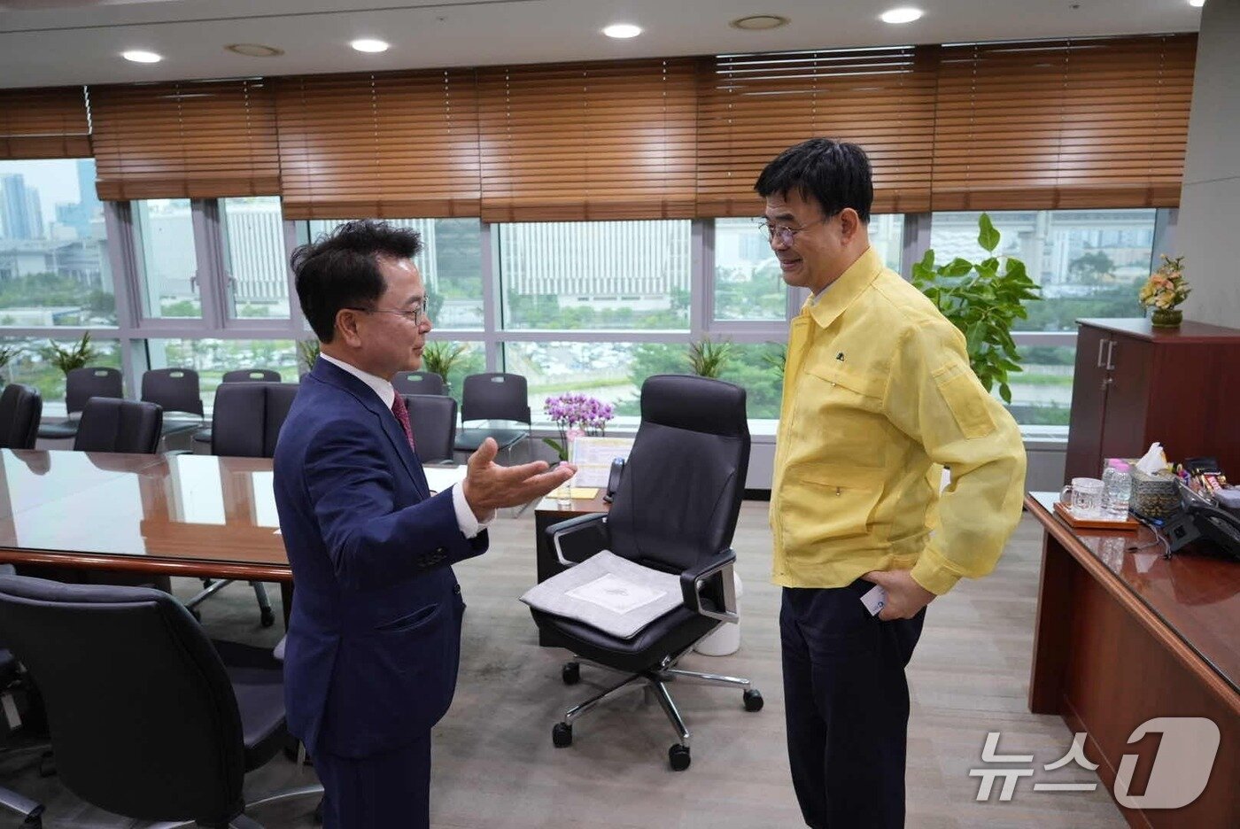 본문 이미지 - 이상경 국토교통부 1차관과 만난 육동한 춘천시장.&#40;춘천시 제공, 재판매 및 DB금지&#41;