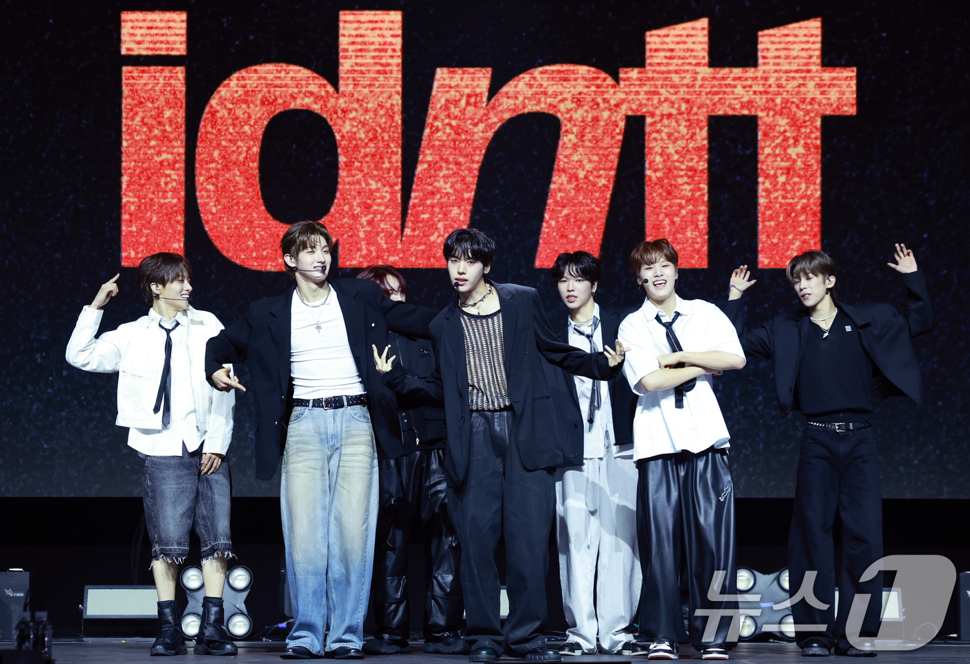 (서울=뉴스1) 권현진 기자 = 그룹 아이덴티티(idntt)의 첫 유닛 유네버맷(unevermet)이 11일 오후 서울 한남동 블루스퀘어에서 가진 데뷔 앨범 '유네버멧' 발매 기념 …