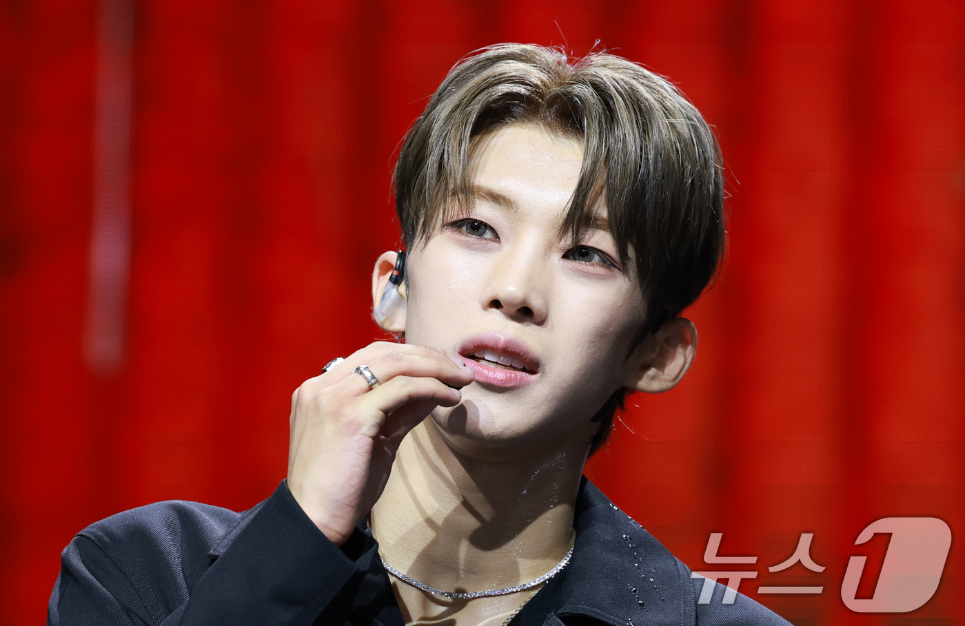 (서울=뉴스1) 권현진 기자 = 그룹 아이덴티티(idntt)의 첫 유닛 유네버맷(unevermet) 김도훈이 11일 오후 서울 한남동 블루스퀘어에서 가진 데뷔 앨범 '유네버멧' 발 …