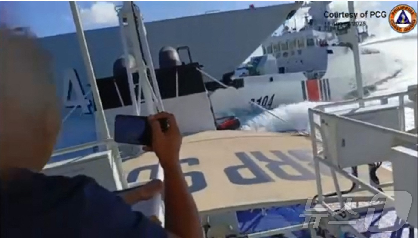 (AFP=뉴스1) 정은지 특파원 = 필리핀 해양경비대는 11일 남중국해 해역에서 필리핀 순찰선을 추격하던 중국 해군 함정과 중국 해경 함정이 충돌한 장면이 담긴 영상을 공개했다. …