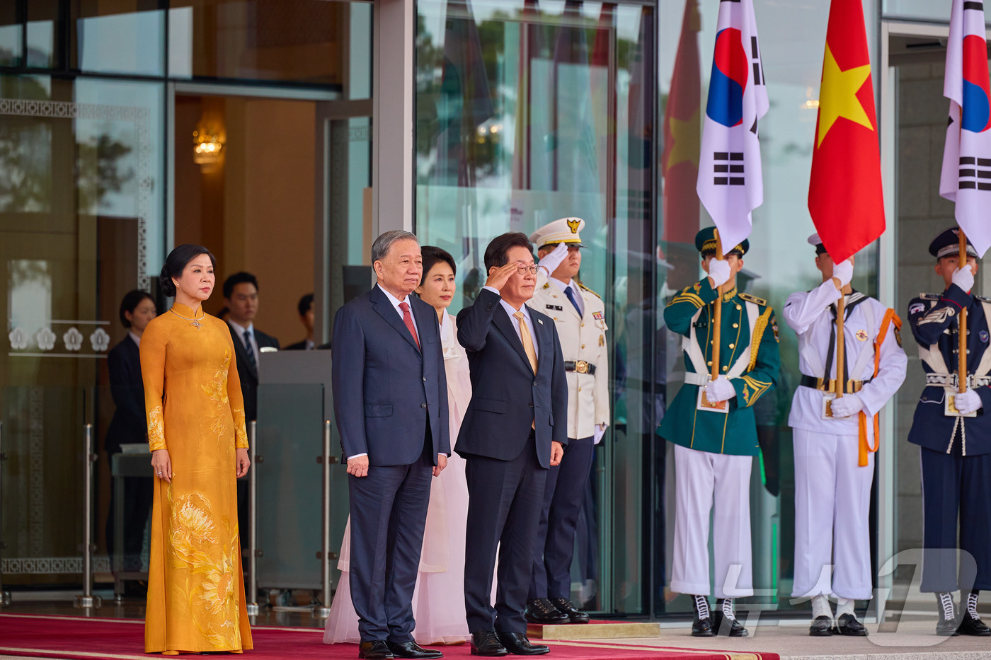 (서울=뉴스1) 이재명 기자 = 이재명 대통령과 또 럼 베트남 당서기장이 11일 서울 용산 대통령실 청사에서 열린 공식환영식에서 국기에 대한 경례를 하고 있다. (대통령실 제공. …