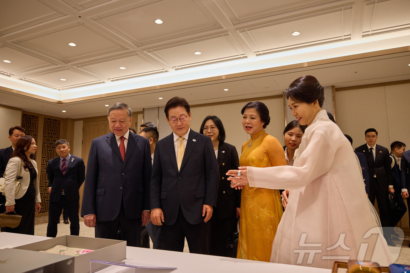 (서울=뉴스1) 이재명 기자 = 이재명 대통령과 김혜경 여사가 11일 서울 용산 대통령실 청사에서 한·베트남 소인수회담에 앞서 또 럼 베트남 당서기장, 부인 응오 프엉 리 여사와 …