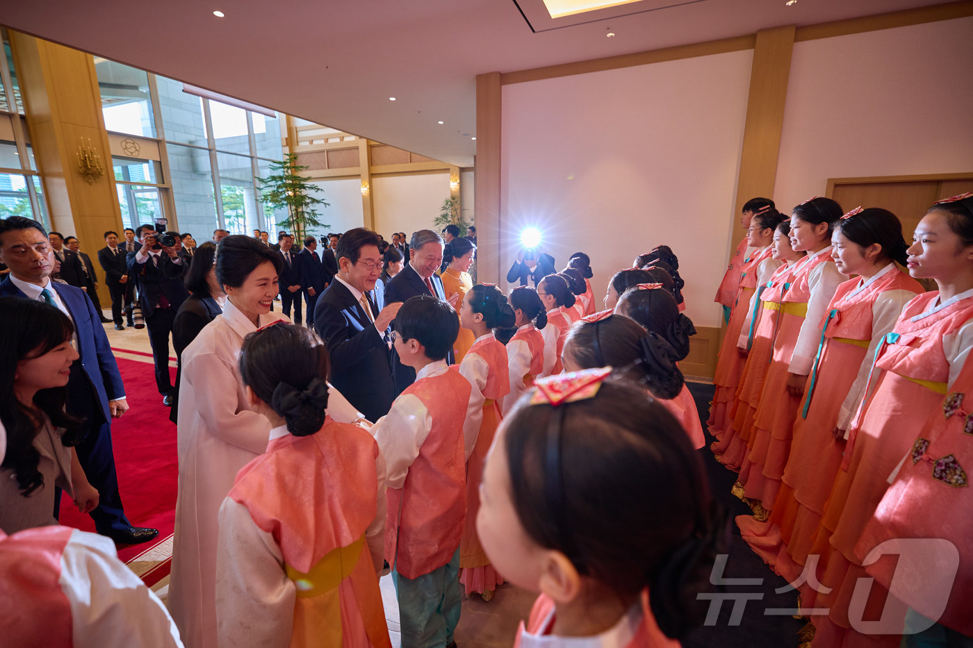 (서울=뉴스1) 이재명 기자 = 이재명 대통령과 김혜경 여사가 11일 서울 용산 대통령실 청사에서 열린 또 럼 베트남 당서기장 국빈 방한 공식환영식에서 합창공연을 펼친 군포시립소년 …