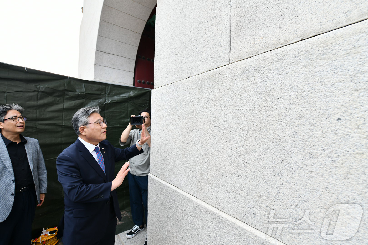 (서울=뉴스1) = 허민 국가유산청장이 11일 오후 서울 종로구 경복궁 광화문 석축에서 낙서 제거 작업이 완료된 현장을 확인하고 있다. (국가유산청 제공, 재판매 및 DB금지) 2 …