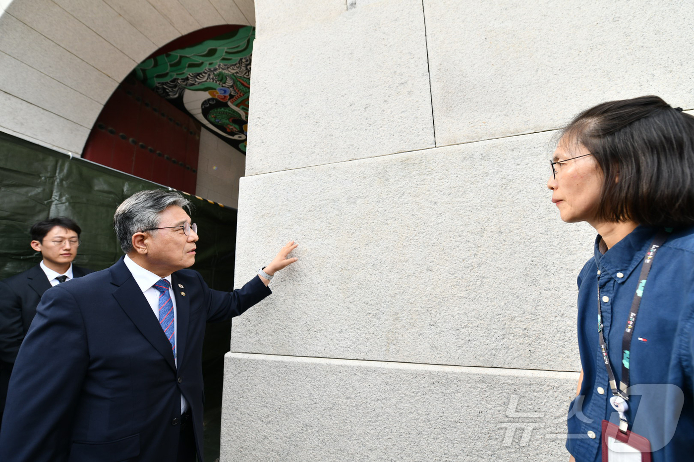 (서울=뉴스1) = 허민 국가유산청장이 11일 오후 서울 종로구 경복궁 광화문 석축에서 낙서 제거 작업이 완료된 현장을 확인하고 있다. (국가유산청 제공, 재판매 및 DB금지) 2 …