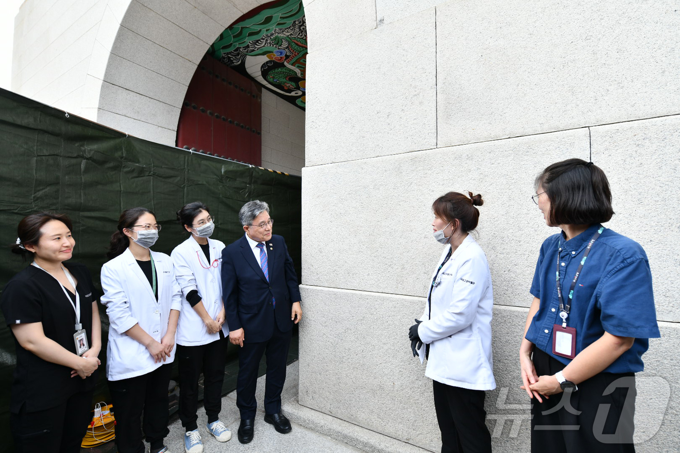 (서울=뉴스1) = 허민 국가유산청장이 11일 오후 서울 종로구 경복궁 광화문 석축에서 국립고궁박물관 유물과학과 보존처리팀 관계자들과 낙서 제거 작업이 완료된 현장을 확인하고 있다 …