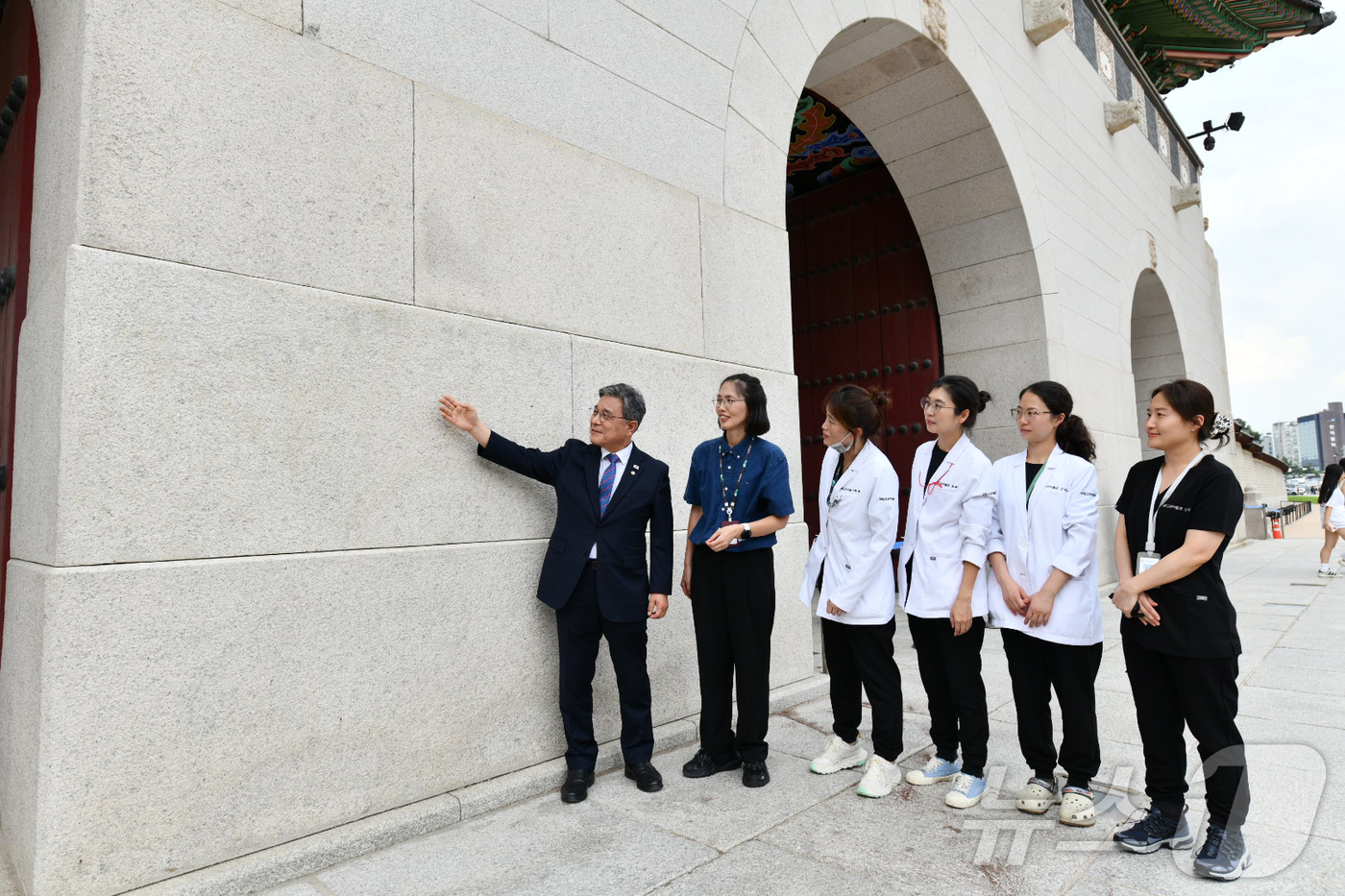 (서울=뉴스1) = 허민 국가유산청장이 11일 오후 서울 종로구 경복궁 광화문 석축에서 낙서 제거 작업이 완료된 현장을 국립고궁박물관 유물과학과 보존처리팀 관계자들과 함께 확인하고 …