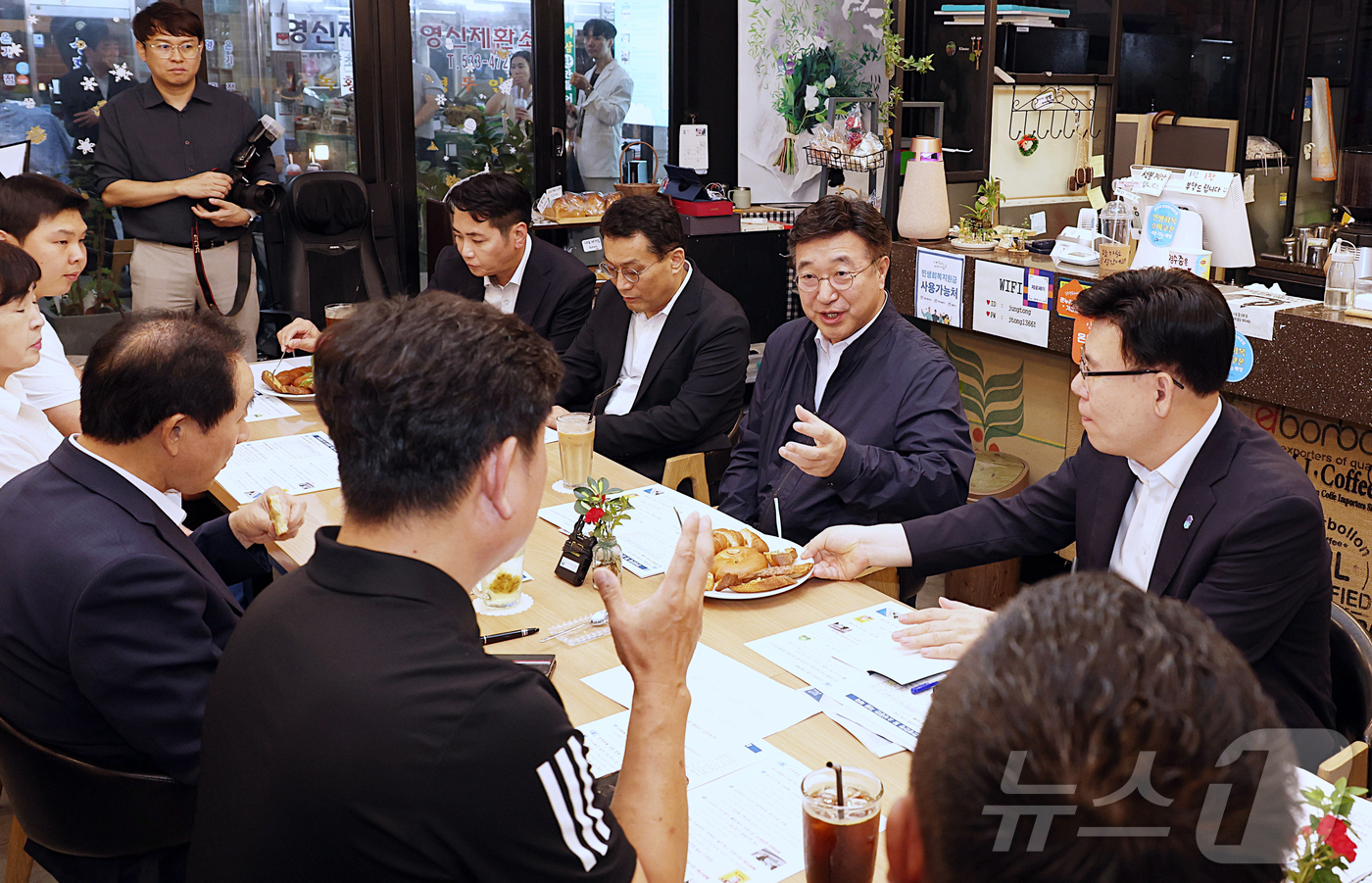 (서울=뉴스1) 김진환 기자 = 윤호중 행정안전부 장관이 11일 오후 충북 진천군 소재 전통카페에서 민생회복 소비쿠폰에 따른 매출 변화 등 의견을 청취하는 지역 상인 간담회를 하고 …