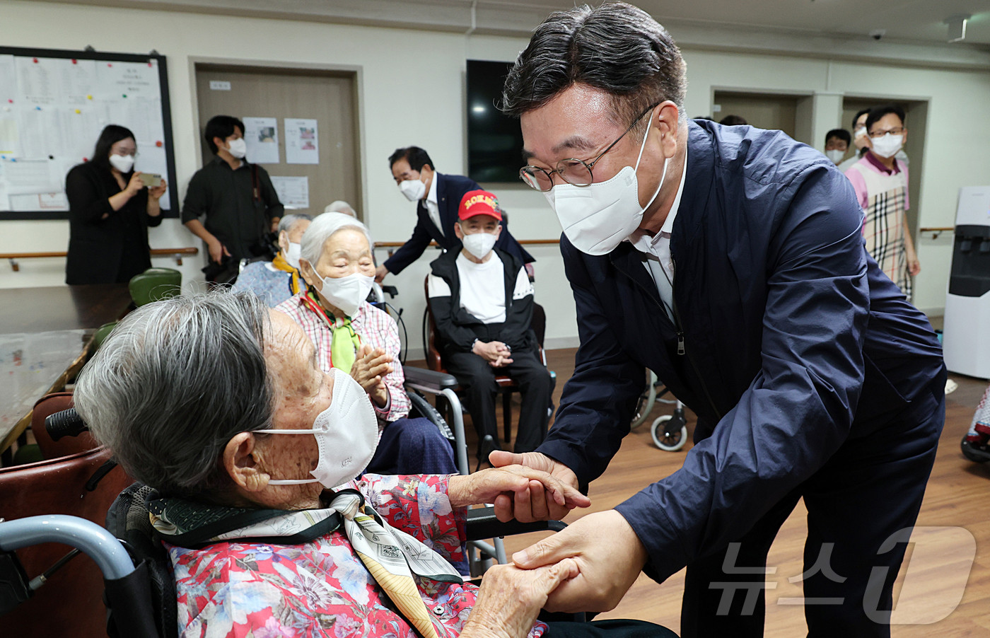 (서울=뉴스1) 김진환 기자 = 윤호중 행정안전부 장관이 11일 오후 충북 진천군 소재 본정노인요양원을 방문하여 민생회복 소비쿠폰 '찾아가는 신청' 접수 및 배부 현장을 둘러보고 …