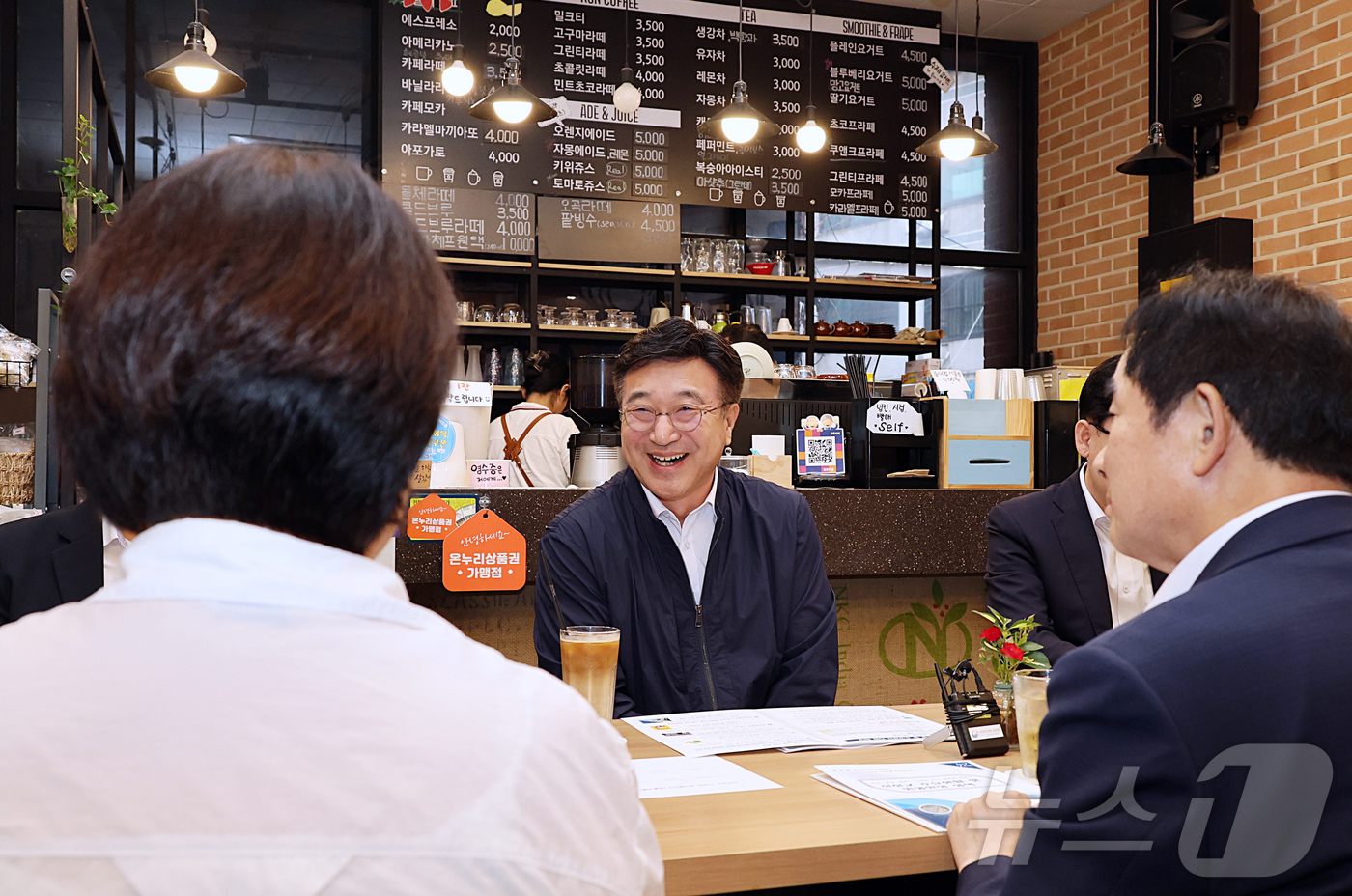 (서울=뉴스1) 김진환 기자 = 윤호중 행정안전부 장관이 11일 오후 충북 진천군 소재 전통카페에서 민생회복 소비쿠폰에 따른 매출 변화 등 의견을 청취하는 지역 상인 간담회를 하고 …