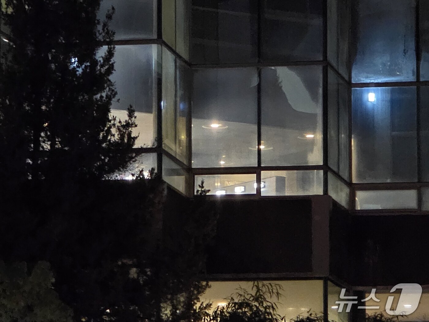 본문 이미지 - 경북 경주의 한 호텔 여자 사우나와 탈의실이 외부에서 훤히 들여다 보인다&#40;네이트판 갈무리&#41;2025.8.11/뉴스1