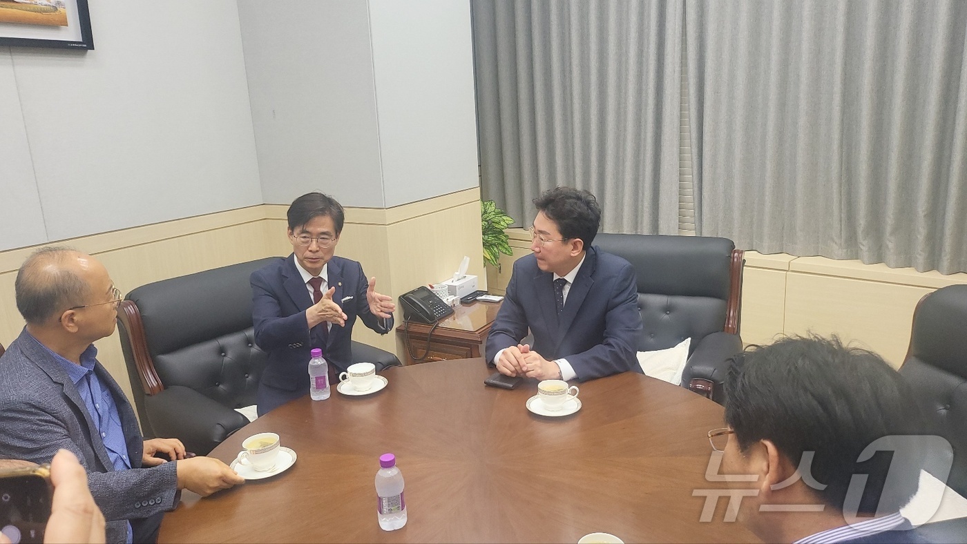 (원주=뉴스1) 신관호 기자 = 조경태 국민의힘 당대표 후보가 11일 오후 원주시청에서 원강수 원주시장을 비롯한 지역 관계자들과 대화를 나누고 있다, 2025.8.11/뉴스1