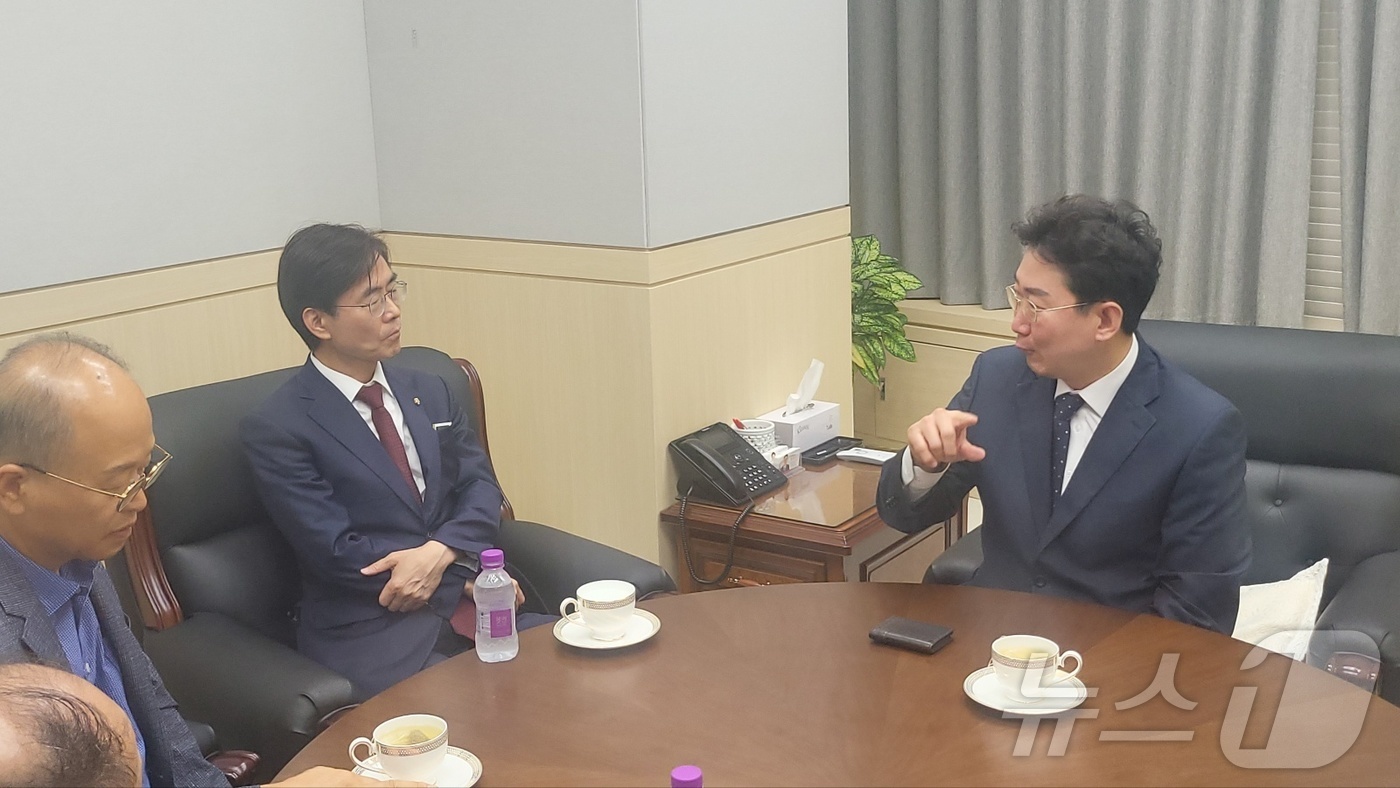 (원주=뉴스1) 신관호 기자 = 조경태 국민의힘 당대표 후보가 11일 오후 원주시청에서 원강수 원주시장을 비롯한 지역 관계자들과 대화를 나누고 있다, 2025.8.11/뉴스1