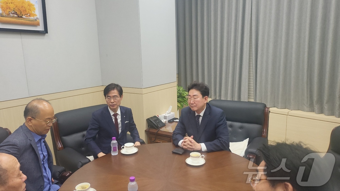 (원주=뉴스1) 신관호 기자 = 조경태 국민의힘 당대표 후보가 11일 오후 원주시청에서 원강수 원주시장을 비롯한 지역 관계자들과 대화를 나누고 있다, 2025.8.11/뉴스1